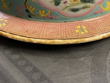 Een Chinese famille rose dekselvaas en een vaas met perziken, 19/20e eeuw